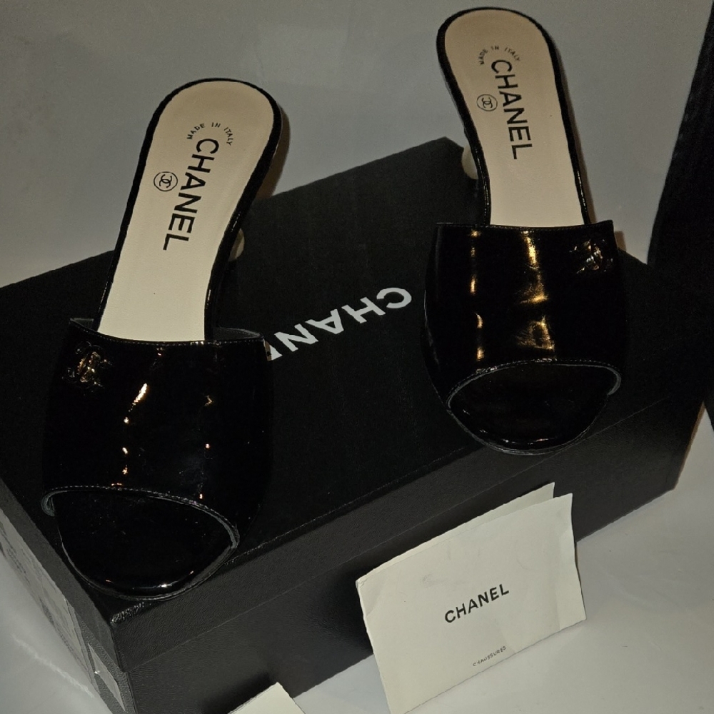 Chanel Patent Lambskin & Imitation  Pearls Heel mules